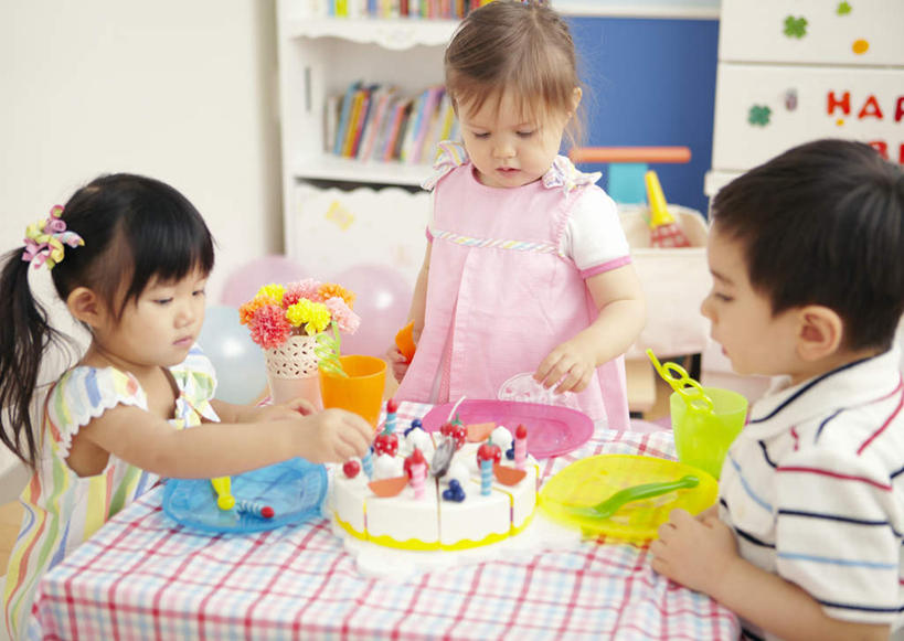 点心,东方人,儿童,三个人,客厅,站,坐,横图,俯视,室内,白天,爱情,聚会,生日,纯洁,餐桌,书架,桌子,杯子,蜡烛,书籍,亚洲,一排,许多,握,阴影,服装,节日,庆祝,整齐,装饰,盛开,光线,英文,标志,布料,方格,格子,火焰,文字,影子,烛光,字符,字母,墙,食品,燃烧,拿,花蕾,布纹,拿着,注视,休闲装,黄种人,文化,标识,墙壁,墙面,桌布,花,花瓣,花朵,鲜花,食物,糕点,排列,小孩,衣服,黄色,红色,餐巾,书柜,台布,生日蛋糕,花苞,花蕊,点燃,观察,看,祈祷,站着,庆典,休闲,温馨,休闲服,菊花,可爱,童年,童趣,握着,许愿,服饰,餐台,观看,纪念,英文字母,祈求,吉祥,察看,起居室,队列,关注,童真,烂漫,无邪,生日聚会,高洁,长寿,怀恋,清净,真情,寿客,秋菊,平安,天真,男孩,男人,男性,女孩,女人,女性,亚洲人,书,图书,餐桌布,站立,坐着,半身,彩图,高角度拍摄,派对,蛋糕,男生,女生