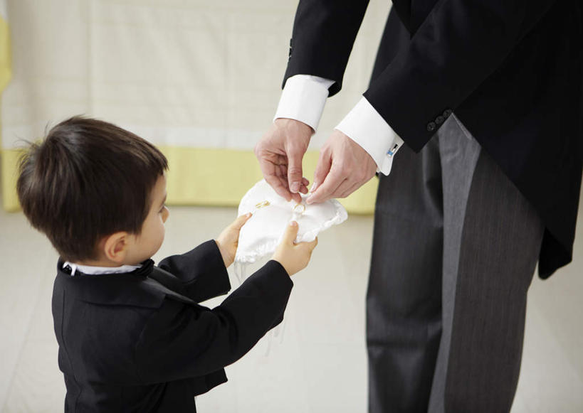 东方人,儿童,两个人,站,捧,横图,俯视,室内,白天,婚纱,衬衫,西装,爱情,婚礼,快乐,亚洲,握,套装,正装,节日,爱心,庆祝,领带,结婚,浪漫,拿,拿着,注视,黄种人,文化,装饰品,两个,小孩,戒指,饰品,手套,首饰,观察,看,站着,庆典,温暖,温馨,喜庆,心形,恩爱,握着,戒枕,观看,纪念,信物,和睦,察看,权利,关注,花童,手饰,小傧相,男孩,男人,男性,年轻男性,亚洲人,孩子,心型,端,端着,捧着,手捧,站立,半身,彩图,高角度拍摄,衬衣,婚礼服,礼服,高兴,融洽,男生