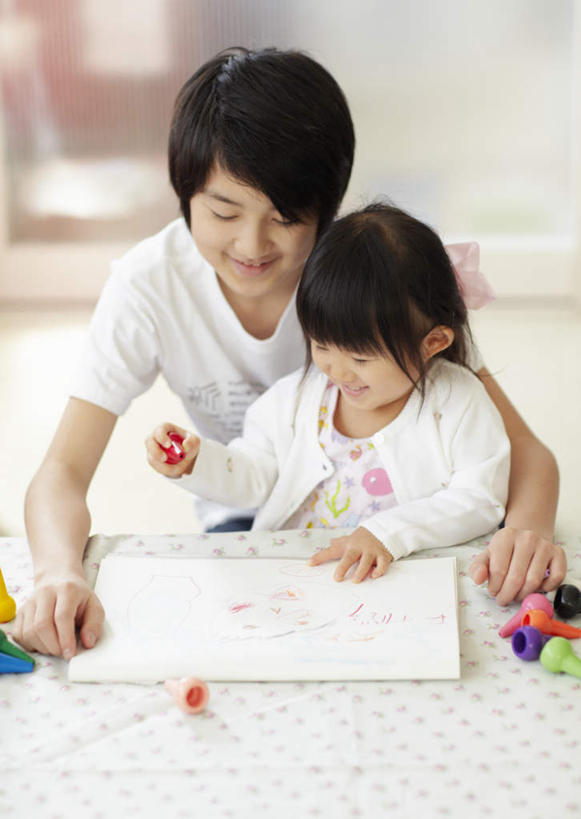 东方人,儿童,两个人,家庭,坐,抱,竖图,俯视,室内,白天,绘画,纯洁,桌子,亚洲,握,艺术,笔,蜡笔,纸,墙,办公用品,纸张,古典,拿,拿着,注视,兄妹,黄种人,文化,书桌,妹妹,墙壁,墙面,文具,小孩,课桌,学习用品,工艺品,观察,看,品味,温暖,温馨,一家人,可爱,童年,童趣,握着,抱着,观看,文具用品,美术,和睦,察看,绘图,高雅,搂着,关注,亲情,哥哥,童真,烂漫,无邪,美学,儿童画,天真,男孩,男人,男性,女孩,女人,女性,亚洲人,画纸,画画,画图,搂,搂抱,摹绘,坐着,半身,彩图,高角度拍摄,铅画纸,素描纸,融洽,男生,女生