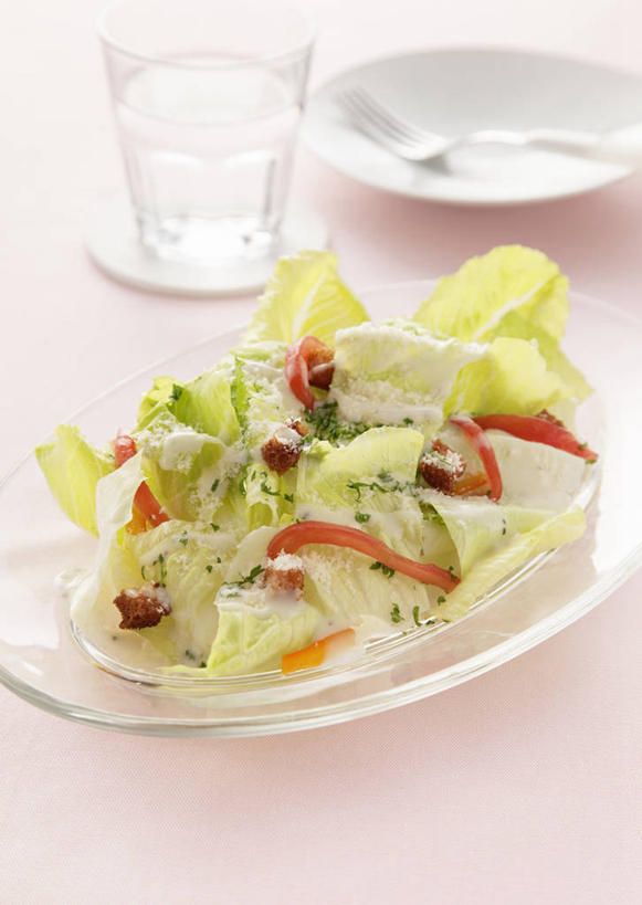 点心,面包,奶酪,无人,竖图,俯视,室内,特写,白天,餐桌,桌子,蔬菜,西红柿,杯子,餐具,新鲜,布料,叉子,碟子,盘,莴苣,莴笋,生食,蔬菜沙拉,干酪,起司,沙拉,食品,面点,芝士,营养,布纹,色拉,沙律,玻璃制品,桌布,食物,糕点,一个,盘子,餐巾,水杯,碟,台布,乳酪,有机食品,绿色食品,单个,餐台,色拉酱,乳制品,千岛酱,发酵,餐叉,香笋,千金菜,玻璃杯,进餐用具,洋柿子,柑仔蜜,番茄,臭柿,餐桌布,彩图,高角度拍摄,六月柿,喜报三元