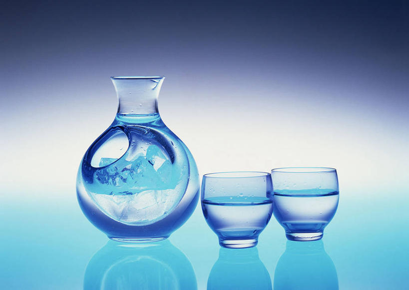 清酒,无人,横图,室内,特写,白天,正面,桌面,桌子,玻璃,阴影,反射,木制,影子,陶瓷,陶瓷制品,酒类,玻璃制品,酒,酒瓶,饮料,两个,酒杯,木制品,瓶子,摄影,影棚,彩图,影棚拍摄,拍摄,清酒瓶