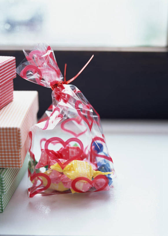 无人,竖图,彩色,室内,特写,白天,正面,餐桌,桌子,袋子,礼盒,礼物,一排,许多,阴影,朦胧,模糊,整齐,反射,影子,纸盒,塑料,食品,糖,糖果,甜点,甜品,软糖,很多,盒子,食物,排列,包装盒,塑料制品,礼品盒,甜食,礼品,餐台,堆,五颜六色,色彩斑斓,队列,五彩缤纷,塑封,五彩斑斓,五光十色,彩图,密封袋,塑封袋