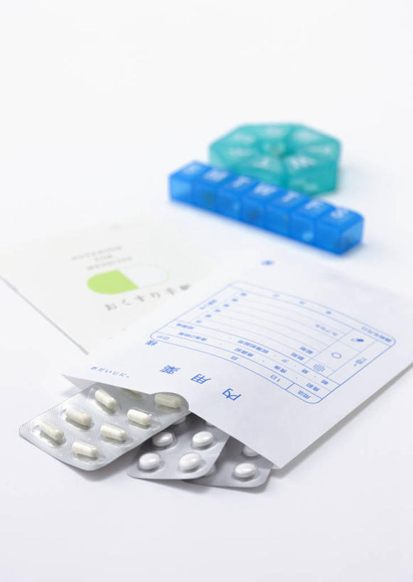 无人,竖图,俯视,室内,特写,白天,白色背景,安全,桌面,桌子,阴影,反射,木制,药剂,药丸,影子,塑料,防护,记事本,药片,盒子,包装盒,本子,笔记本,木制品,容器,塑料制品,药品,治疗,摄影,影棚,储藏,保护,药物,医疗,储存,保险,预防,平安,彩图,高角度拍摄,影棚拍摄,拍摄,吸塑包装盒,贮存