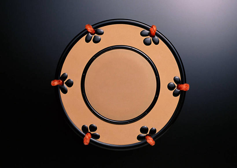 无人,横图,室内,特写,白天,正面,桌面,桌子,静物,阴影,黑色背景,反射,木制,影子,乐器,铃鼓,音乐,一个,木制品,摄影,影棚,单个,打击乐器,手鼓,彩图,影棚拍摄,拍摄