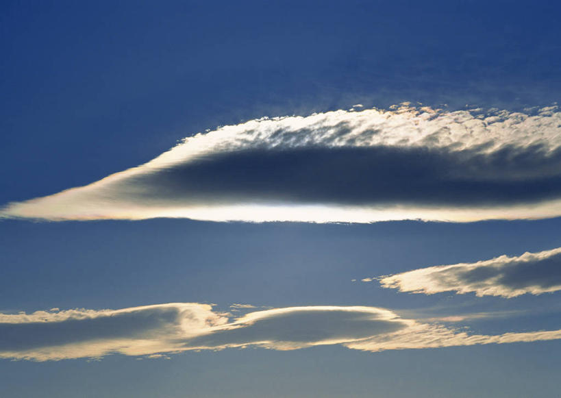 无人,横图,室外,特写,白天,仰视,旅游,度假,美景,阴影,光线,影子,景观,云,云朵,云彩,娱乐,蓝色,白云,蓝天,天空,阳光,自然,天,享受,休闲,景色,放松,晴朗,自然风光,飞碟云,荚状高积云,荚状云,晴空,彩图,低角度拍摄