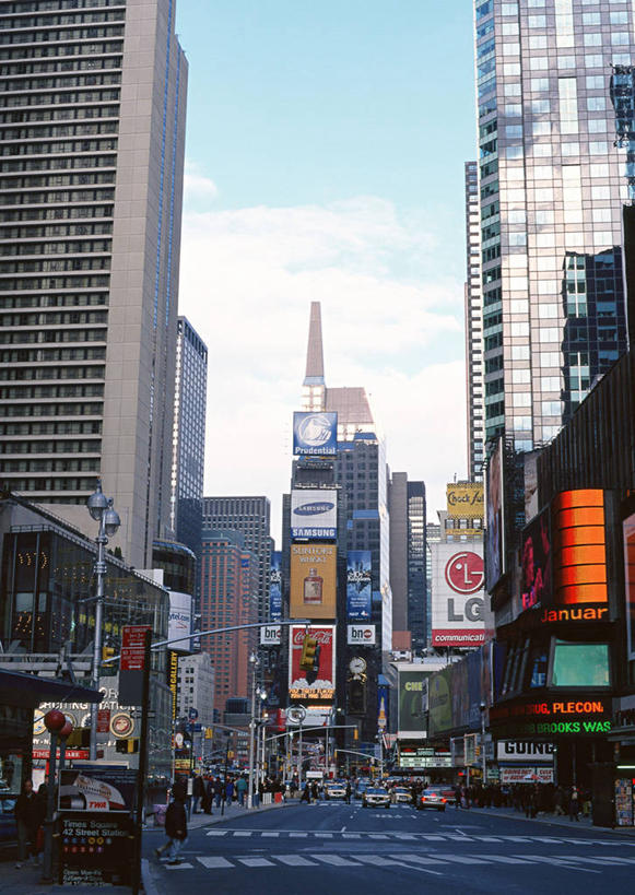 无人,高楼大厦,广场,竖图,室外,白天,仰视,旅游,度假,植物,标志建筑,城市,大厦,道路,地标,建筑,路,路灯,摩天大楼,人行横道,公路,照明,纽约,美国,阴影,光线,影子,云,云朵,建筑群,人行道,灯光,曼哈顿,交通,云彩,娱乐,建设,灯,树,树木,蓝色,绿色,白云,蓝天,天空,阳光,自然,天,享受,休闲,旅游胜地,放松,生长,晴朗,成长,时代广场,照亮,北美,北美洲,照明设备,人行横道线,美洲,纽约州,帝国之州,帝国州,时报广场,纽约时报广场,北亚美利加洲,亚美利加洲,晴空,斑马线,马路,彩图,低角度拍摄,大楼,高层建筑,高楼,摩天楼,曼哈顿岛