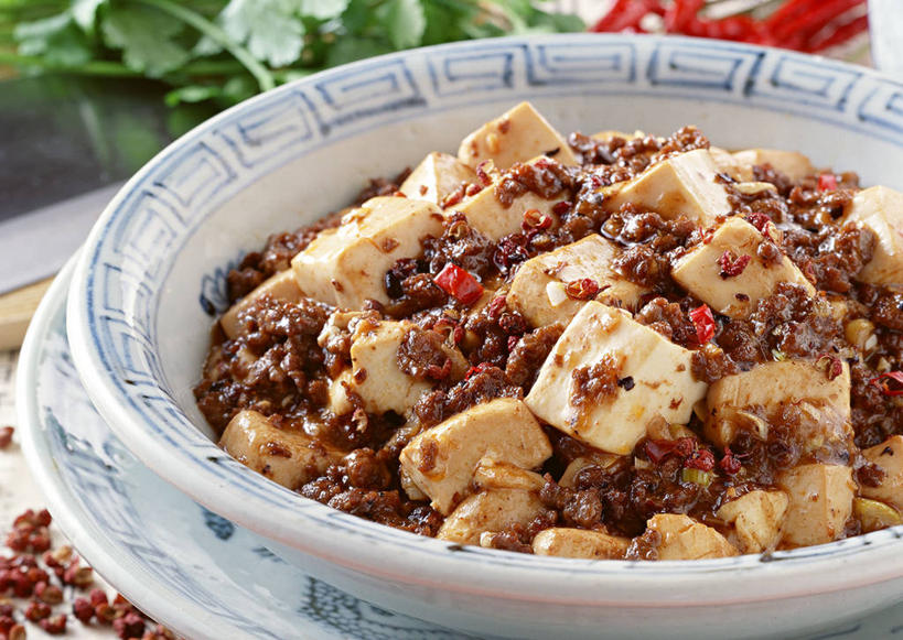 豆腐,无人,横图,俯视,室内,特写,白天,烹饪,中餐,植物,桌面,桌子,辣椒,蔬菜,餐具,叶子,阴影,朦胧,模糊,新鲜,反射,木制,碟子,盘,纹理,影子,料理,食品,绿叶,麻婆豆腐,菜肴,美食,食物,绿色,盘子,木制品,碟,中式,嫩叶,佳肴,有机食品,绿色食品,豆制品,川菜,辣角,红海椒,大椒,辣虎,广椒,肌理,四川菜,叶,叶片,叶脉,辣子,红辣椒,海椒,番椒,彩图,高角度拍摄