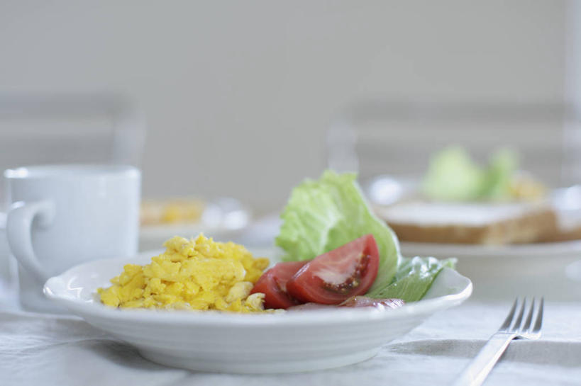 点心,面包,无人,横图,室内,特写,白天,正面,桌面,桌子,蔬菜,西红柿,杯子,餐具,金属制品,阴影,朦胧,模糊,新鲜,反射,金属,木制,叉子,碟子,盘,影子,陶瓷,莴苣,莴笋,蛋,鸡蛋,肉,生食,蔬菜沙拉,沙拉,食品,面点,陶瓷制品,吐司,色拉,培根,猪肉,沙律,肉类,食物,糕点,一个,盘子,马克杯,木制品,水杯,碟,有机食品,绿色食品,单个,色拉酱,法式面包,千岛酱,肉食,吐司面包,餐叉,豚肉,草鸡蛋,香笋,千金菜,卵,进餐用具,洋柿子,柑仔蜜,番茄,臭柿,彩图,烟肉,腌熏,多士,听型面包,六月柿,喜报三元