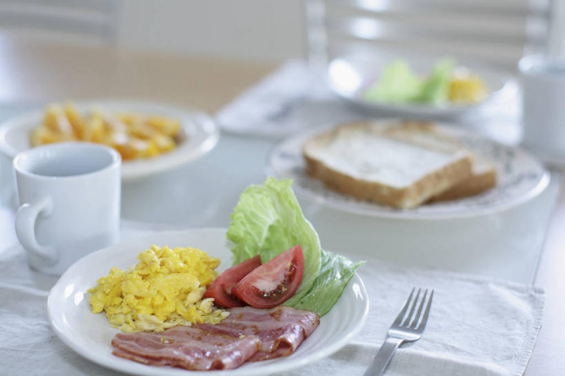 点心,面包,无人,横图,俯视,室内,特写,白天,桌面,桌子,蔬菜,西红柿,杯子,餐具,金属制品,阴影,朦胧,模糊,新鲜,反射,金属,木制,叉子,碟子,盘,影子,陶瓷,莴苣,莴笋,蛋,鸡蛋,肉,生食,蔬菜沙拉,沙拉,食品,面点,陶瓷制品,吐司,色拉,培根,猪肉,沙律,肉类,食物,糕点,一个,盘子,马克杯,木制品,水杯,碟,有机食品,绿色食品,单个,色拉酱,法式面包,千岛酱,肉食,吐司面包,餐叉,豚肉,草鸡蛋,香笋,千金菜,卵,进餐用具,洋柿子,柑仔蜜,番茄,臭柿,彩图,高角度拍摄,烟肉,腌熏,多士,听型面包,六月柿,喜报三元