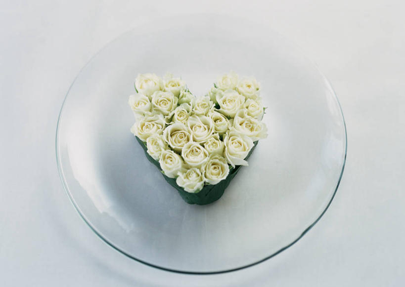 无人,横图,俯视,室内,特写,白天,白色背景,爱情,幸福,纯洁,热情,玫瑰,餐具,一排,许多,阴影,爱心,庆祝,整齐,并列,并排,盛开,反射,碟子,盘,影子,玫瑰花,浪漫,花蕾,花,花瓣,花朵,鲜花,排列,白色,盘子,碟,花苞,花蕊,温暖,温馨,心形,恩爱,摄影,影棚,庆贺,和睦,队列,祝贺,感动,平行,尊敬,天真,刺玫花,徘徊花,心型,彩图,高角度拍摄,影棚拍摄,拍摄,融洽