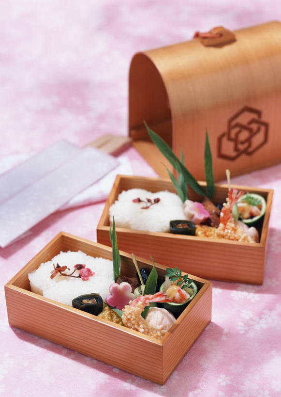 盒饭,无人,竖图,俯视,室内,特写,白天,筷子,蔬菜,餐具,叶子,一堆,许多,阴影,堆叠,堆积,新鲜,装饰,反射,便当,影子,谷类,谷物,食品,绿叶,米,文化,传统,大米,食物,嫩叶,便捷,摄影,有机食品,绿色食品,影棚,堆,礼节,华丽,修饰,点缀,便利,礼仪,快捷,衬托,美观,雅致,雅观,弁当,叶,叶片,进餐用具,彩图,高角度拍摄,影棚拍摄,拍摄