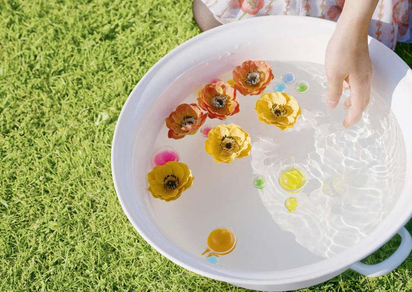 东方人,手,一个人,摸,横图,俯视,室外,特写,白天,草地,草坪,水,植物,亚洲,仅一个年轻女性,仅一个女性,仅一个人,抚摸,阴影,盛开,光线,液体,影子,陶瓷,水滴,陶瓷制品,花蕾,黄种人,干净,水盆,洗脚,草,花,花瓣,花朵,鲜花,绿色,阳光,容器,花苞,花蕊,清洁,享受,健康,手部,放松,保健,足浴,储藏,单手,卫生,储存,年轻女性,女人,女性,亚洲人,触摸,接触,清洗,半身,彩图,高角度拍摄,贮存