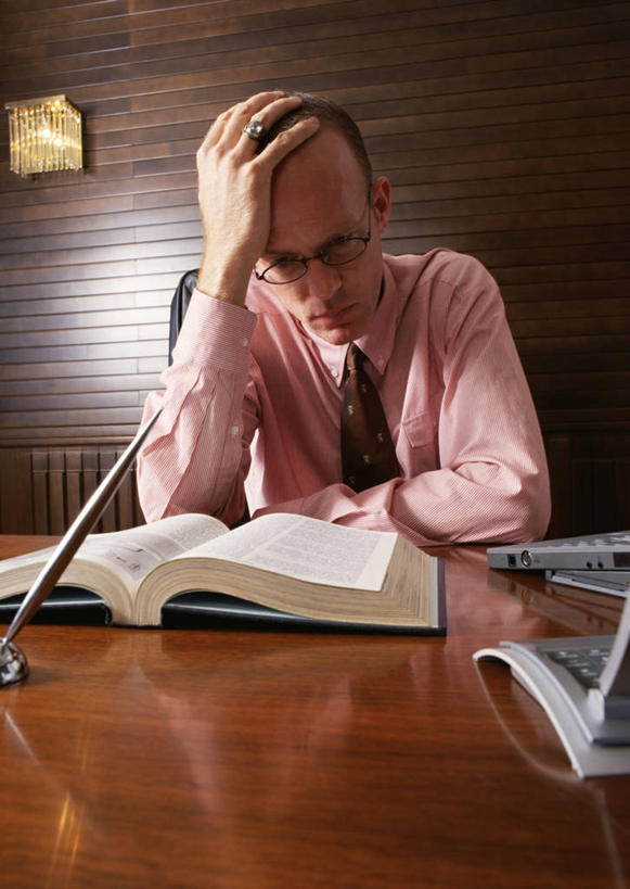 东方人,一个人,商务人士,商务男性,办公室,坐,闭眼,竖图,室内,白天,正面,衬衫,失败,家具,桌子,书籍,椅子,亚洲,仅一个男性,仅一个人,仅一个中年男性,一副,撑,阴影,套装,沮丧,反射,眼镜,影子,办公桌,墙,领带,托腮,黄种人,墙壁,墙面,会议椅,托,难受,无奈,失望,悲伤,办公椅,伤心,难过,象征,庄重,托下巴,失落,商务装,身份,近视眼镜,工薪阶层,颓废,办公家具,挫败,受挫,落败,落空,错过,失足,失意,失策,失算,颓丧,衰颓,悲哀,懊丧,颓靡,气馁,丧气,正式,地位,商务椅,培训椅,败北,挫折,失利,男人,男性,中年男性,亚洲人,白领,上班族,书,图书,闭眼睛,闭着眼,闭着眼睛,坐着,半身,彩图,衬衣