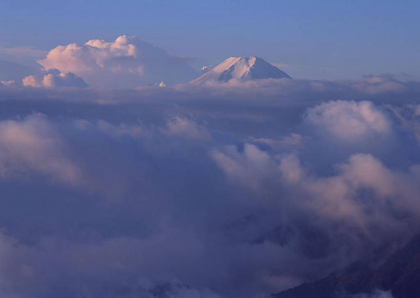 无人,横图,俯视,航拍,室外,白天,旅游,度假,火山,美景,山,雪,雪山,大雪,富士山,日本,亚洲,冰,积雪,景观,山峰,雪景,云,云朵,冬季,冬天,山峦,云彩,娱乐,蓝色,白色,白云,蓝天,天空,自然,天,享受,休闲,景色,放松,寒冷,晴朗,冰冷,鸟瞰,自然风光,东亚,本州,本州岛,日本国,中部地方,山梨,山梨县,严寒,冰凉,酷寒,凛冽,凛凛,极冷,活火山,晴空,彩图,高角度拍摄,南都留郡