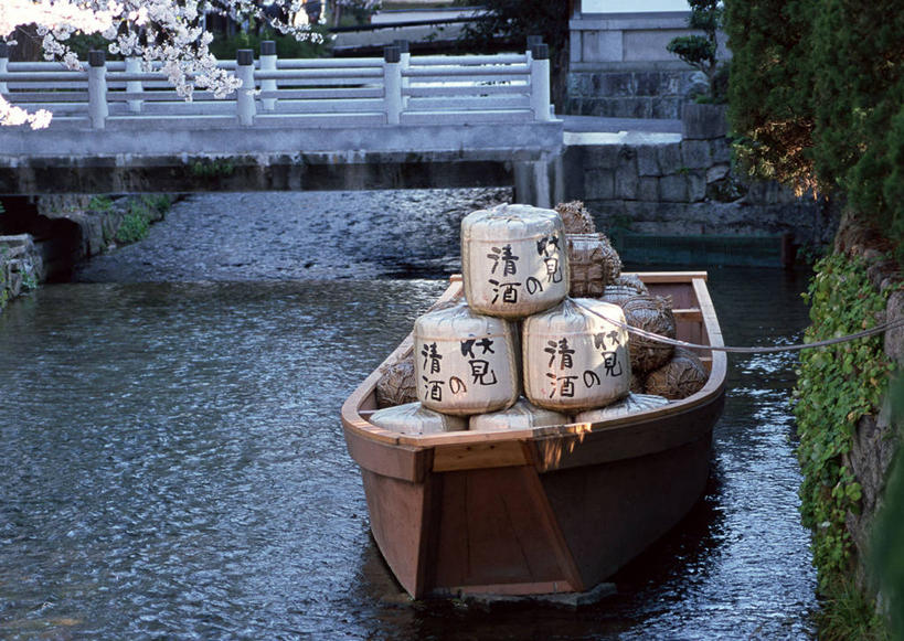 清酒,无人,横图,室外,白天,正面,度假,河流,石头,美景,水,植物,城市风光,城市,船,京都,日本,亚洲,阴影,光线,木桶,石子,桶,影子,河水,景观,水流,桥,木船,酒类,娱乐,石桥,拱桥,栈桥,酒,树,树木,饮料,绿色,倒影,阳光,自然,容器,交通工具,享受,休闲,景色,放松,京都府,拱形,生长,成长,人行桥,储藏,石拱桥,倒映,舟,储存,载具,东亚,本州,本州岛,日本国,近畿地方,近畿,反照,东山区,石块,彩图,贮存