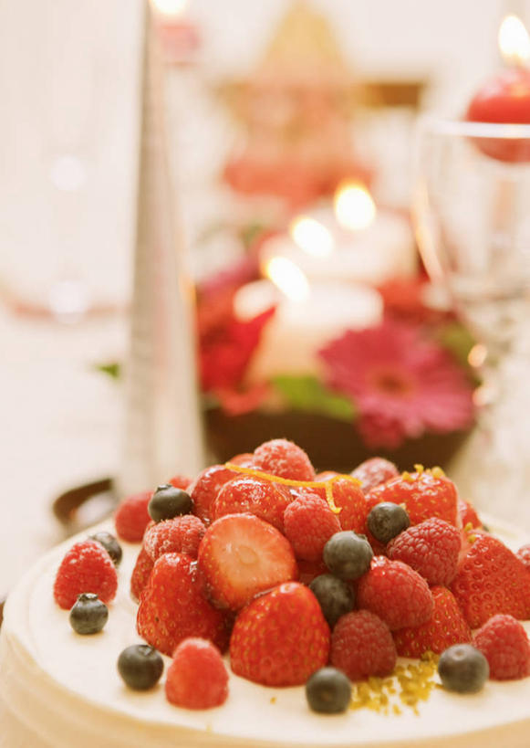 点心,无人,竖图,室内,特写,白天,正面,下午茶,餐桌,桌子,草莓,浆果,蓝莓,餐具,蜡烛,水果,圣诞节,阴影,节日,朦胧,模糊,庆祝,新鲜,反射,光线,碟子,火焰,盘,影子,烛光,生食,食品,果实,燃烧,文化,食物,糕点,盘子,碟,点燃,庆典,有机食品,绿色食品,餐台,纪念,山梅花,太平花,洋莓,水果皇后,山都柿,蓝浆果,蓝靛果,红莓,地莓,彩图,蛋糕