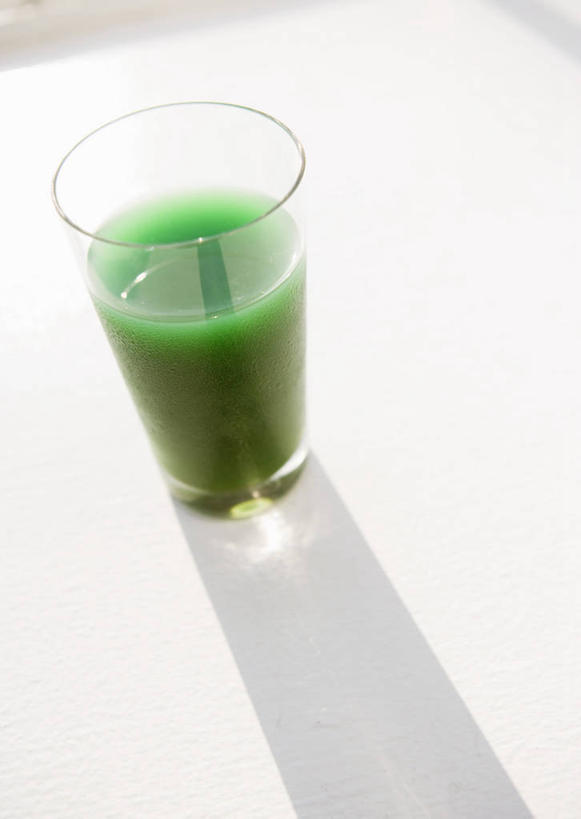 无人,竖图,俯视,室内,特写,白天,白色背景,餐桌,桌子,杯子,阴影,反射,影子,饮品,一杯,蔬菜汁,玻璃制品,饮料,一个,绿色,水杯,摄影,影棚,单个,餐台,可口,适口,玻璃杯,彩图,高角度拍摄,影棚拍摄,拍摄