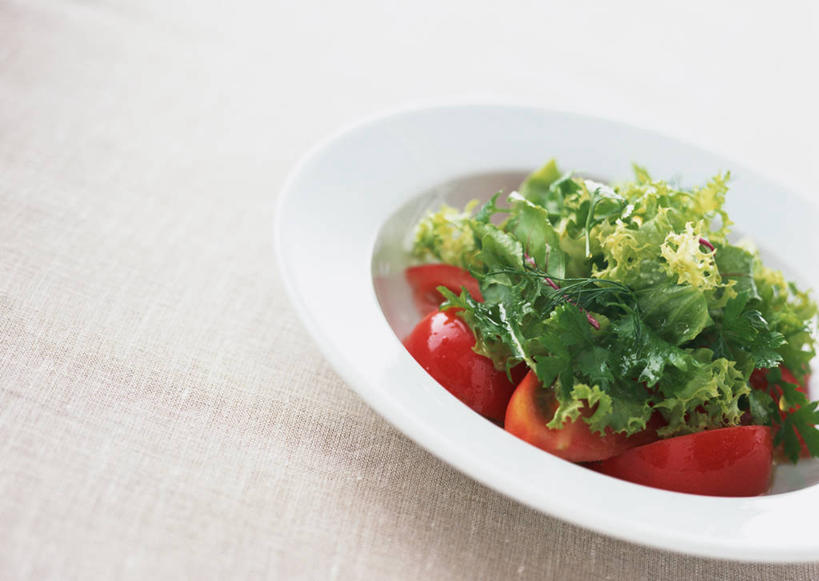 无人,横图,俯视,室内,特写,白天,白色背景,蔬菜,西红柿,一堆,许多,阴影,堆叠,堆积,新鲜,反射,影子,陶瓷,生食,蔬菜沙拉,沙拉,食品,陶瓷制品,色拉,沙律,食物,红色,白色,容器,碗,香草,摄影,有机食品,绿色食品,影棚,色拉酱,储藏,堆,储存,千岛酱,芳香植物,洋柿子,柑仔蜜,番茄,臭柿,彩图,高角度拍摄,影棚拍摄,拍摄,六月柿,贮存,喜报三元