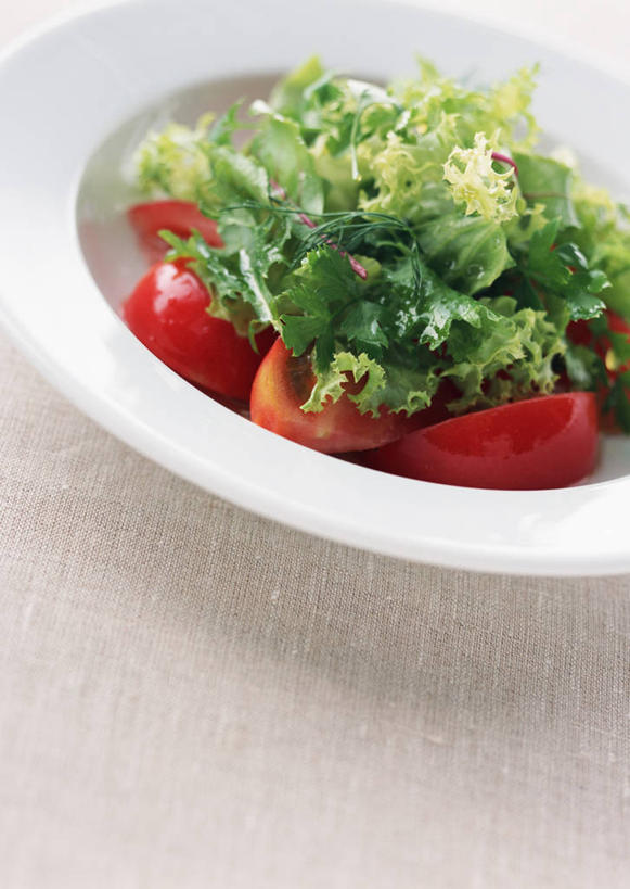 无人,竖图,俯视,室内,特写,白天,白色背景,蔬菜,西红柿,一堆,许多,阴影,堆叠,堆积,新鲜,反射,影子,陶瓷,生食,蔬菜沙拉,沙拉,食品,陶瓷制品,色拉,沙律,食物,红色,白色,容器,碗,香草,摄影,有机食品,绿色食品,影棚,色拉酱,储藏,堆,储存,千岛酱,芳香植物,洋柿子,柑仔蜜,番茄,臭柿,彩图,高角度拍摄,影棚拍摄,拍摄,六月柿,贮存,喜报三元