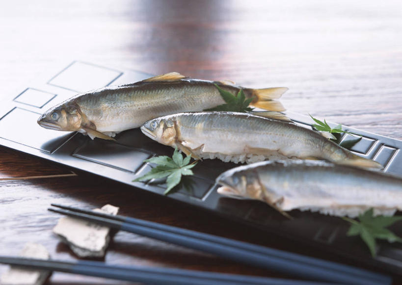 无人,横图,俯视,室内,特写,白天,烹饪,植物,筷子,桌面,桌子,餐具,叶子,阴影,反射,木制,鱼,碟子,盘,纹理,影子,肉,鱼肉,日本料理,料理,食品,绿叶,筷架,香鱼,筷枕,文化,传统,菜肴,美食,肉类,鱼类,海洋生物,食物,绿色,盘子,木制品,碟,日式料理,日式,嫩叶,佳肴,礼节,筷子架,水生动物,礼仪,水生物,肉食,海底动物,肌理,瓜鱼,香油鱼,叶,叶片,叶脉,进餐用具,彩图,高角度拍摄