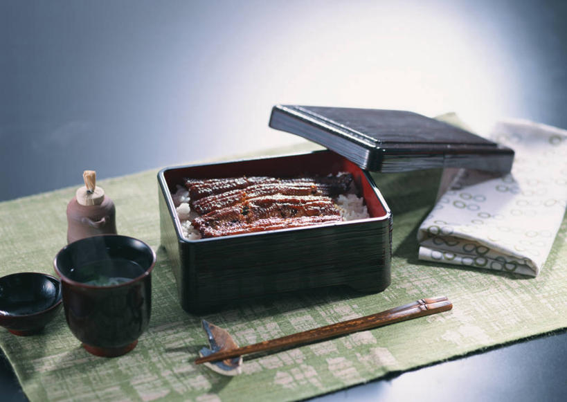 米饭,鳗鱼,无人,横图,俯视,室内,特写,白天,烹饪,幸福,茶,筷子,桌面,桌子,鳗鲡,杯子,餐具,阴影,反射,木制,木盒,影子,陶瓷,肉,鱼肉,日本料理,茶叶,料理,食品,筷架,陶瓷制品,饭,筷枕,文化,娱乐,传统,菜肴,美食,肉类,食物,木制品,容器,水杯,碗,日式料理,享受,休闲,日式,温馨,放松,乐趣,摄影,鳗鱼饭,佳肴,影棚,储藏,礼节,筷子架,五谷,提神,舒适,储存,醒脑,礼仪,肉食,河鳗,白鳗,青鳝,风馒,茶杯,进餐用具,白鳝,彩图,高角度拍摄,影棚拍摄,拍摄,贮存