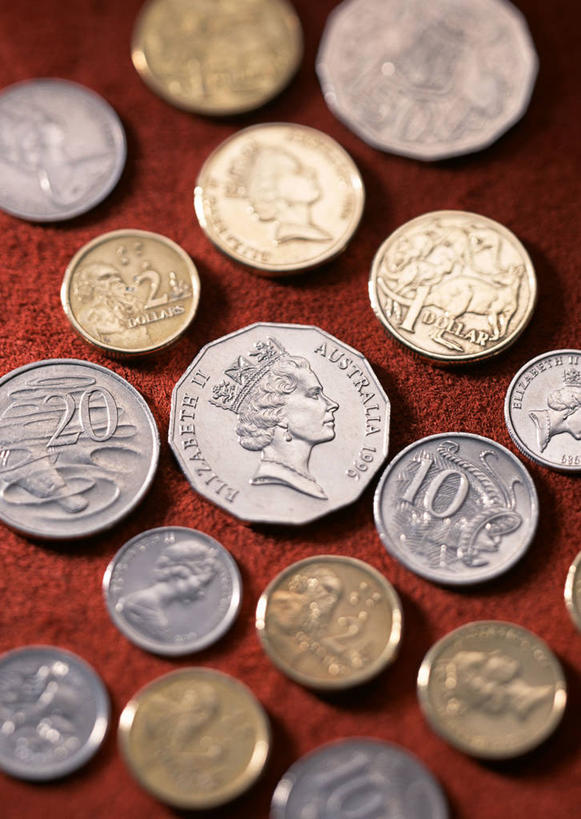 无人,竖图,俯视,室内,特写,白天,钱,静物,一堆,许多,阴影,堆叠,堆积,红色背景,反射,英文,标志,钱币,数字,文字,影子,字符,字母,银色,很多,标识,金色,金融,摄影,阿拉伯数字,影棚,澳元,经济,堆,英文字母,流通,贸易,货币,现金,硬币,彩图,高角度拍摄,影棚拍摄,拍摄,澳大利亚货币