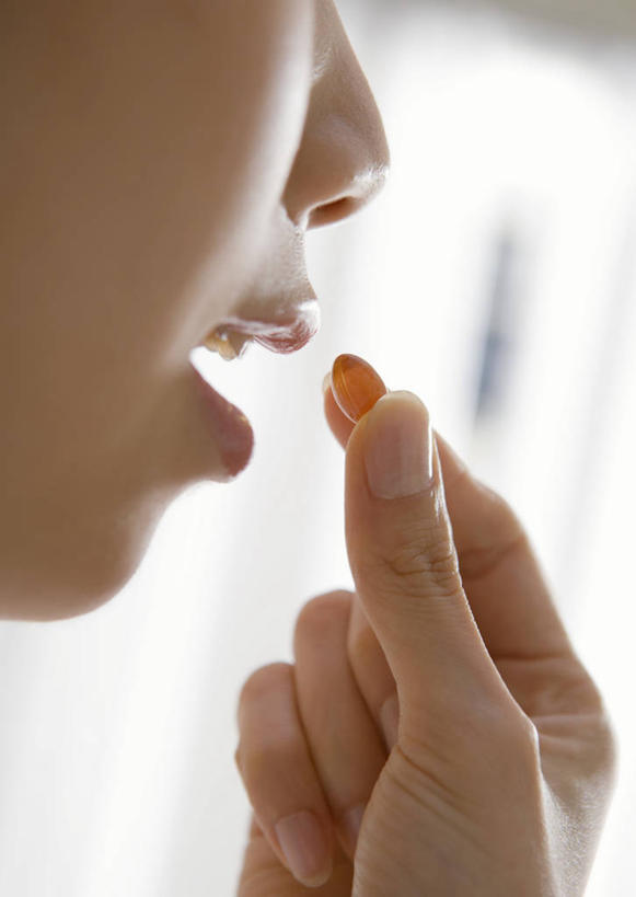 东方人,脸,头,脸颊,手,一个人,竖图,室内,特写,白天,侧面,安全,亚洲,仅一个年轻女性,仅一个女性,仅一个人,握,朦胧,模糊,药剂,药丸,防护,一颗,拿,拿着,黄种人,药片,药品,张嘴,手部,治疗,握着,保护,单手,药物,医疗,保险,预防,张大嘴巴,平安,年轻女性,女人,女性,亚洲人,头部,脸部,脸蛋,面部,张开嘴,半身,彩图