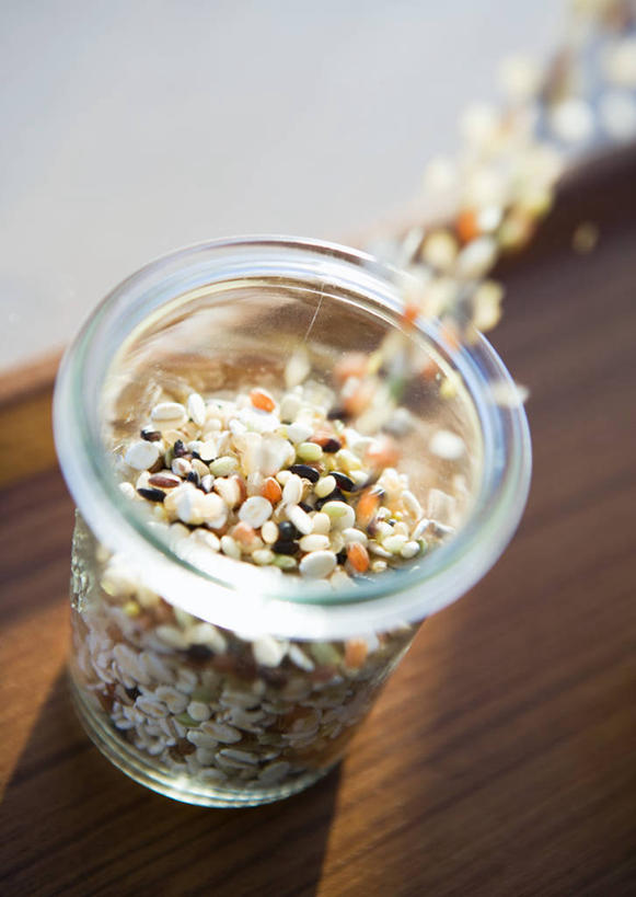 无人,竖图,俯视,室内,特写,白天,桌面,桌子,杯子,一堆,许多,阴影,堆叠,堆积,朦胧,模糊,反射,木制,影子,谷类,谷物,米,很多,大米,玻璃制品,一个,木制品,水杯,单个,堆,混合,混淆,夹杂,玻璃杯,彩图,高角度拍摄