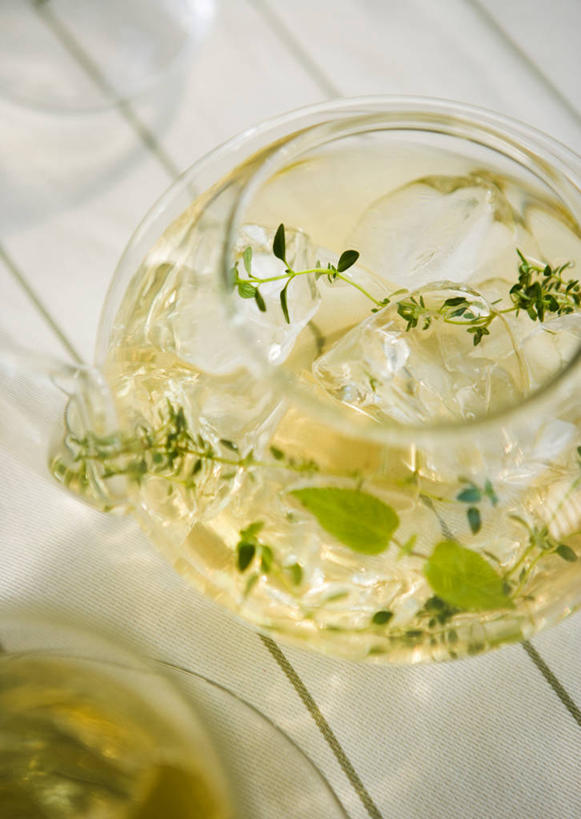 无人,竖图,俯视,室内,特写,白天,幸福,茶,桌面,桌子,叶子,阴影,朦胧,模糊,芳香,反射,木制,壶,影子,茶叶,绿叶,饮品,娱乐,水壶,茶壶,木制品,容器,香草,花茶,享受,休闲,温馨,嫩叶,放松,乐趣,保健,养生,吉祥,百里香,麝香草,花草茶,舒适,如意,勇气,勇敢,地椒,香花茶,香片,熏花茶,自尊,不屈,平安,叶,叶片,彩图,高角度拍摄,香草茶