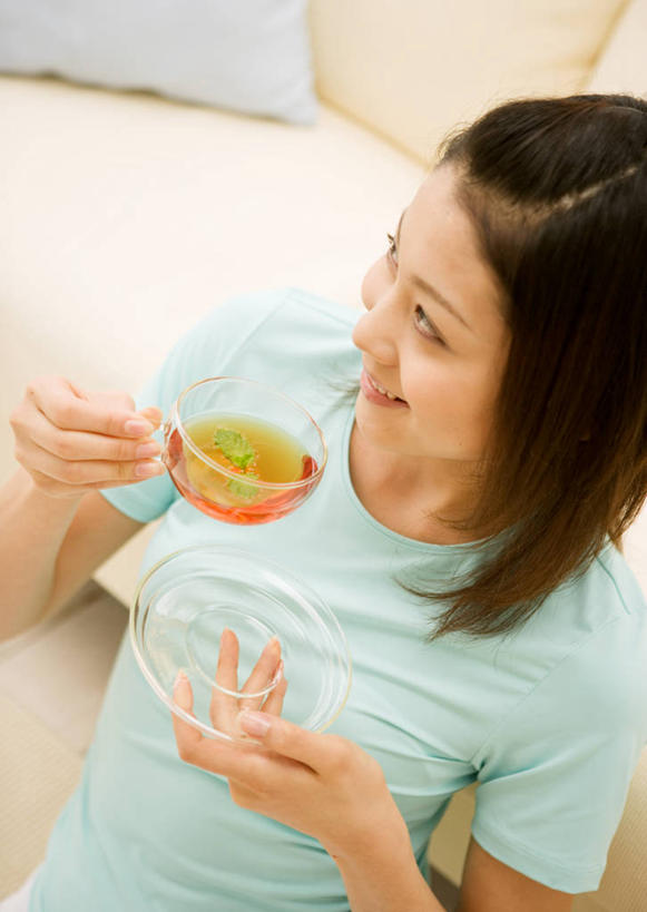 东方人,一个人,客厅,坐,笑,微笑,露齿笑,竖图,俯视,室内,白天,幸福,茶,沙发,亚洲,仅一个年轻女性,仅一个女性,仅一个人,握,阴影,服装,反射,壶,影子,茶叶,饮品,注视,休闲装,黄种人,娱乐,水壶,衣服,茶壶,容器,花茶,观察,看,享受,休闲,温馨,休闲服,放松,乐趣,握着,保健,养生,服饰,观看,花草茶,察看,起居室,舒适,关注,布艺沙发,香花茶,香片,熏花茶,客堂,年轻女性,女人,女性,亚洲人,坐着,半身,彩图,高角度拍摄,香草茶