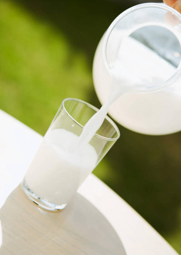 牛奶,东方人,手,一个人,竖图,俯视,室外,特写,白天,草地,草坪,植物,餐桌,桌子,杯子,亚洲,仅一个年轻女性,仅一个女性,仅一个人,倒,阴影,朦胧,模糊,光线,壶,影子,饮品,营养,黄种人,玻璃制品,水壶,草,饮料,绿色,阳光,茶壶,容器,水杯,手部,餐台,单手,乳制品,奶,牛乳,安神,年轻女性,女人,女性,亚洲人,玻璃杯,半身,彩图,高角度拍摄