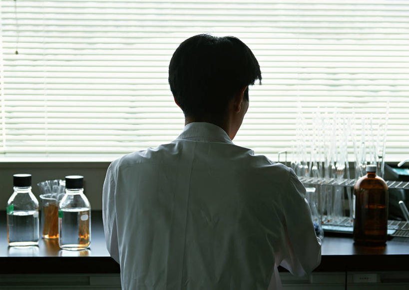 东方人,一个人,科学家,坐,横图,室内,白天,实验,仪器,窗户,桌子,亚洲,仅一个男性,仅一个人,阴影,服装,研究,透明,反射,分析,化学,测试,试剂瓶,影子,百叶窗,实验室,研究室,黄种人,玻璃制品,仅一个年轻男性,背面,衣服,白色,玻璃瓶,瓶子,器皿,服饰,衣着,科研人员,白大褂,穿着,研究者,计量,试验室,实验服,科学研究者,玻璃仪器,试验耗材,实验用品,衣饰,男人,男性,年轻男性,亚洲人,科学工作者,坐着,半身,彩图,实验衣