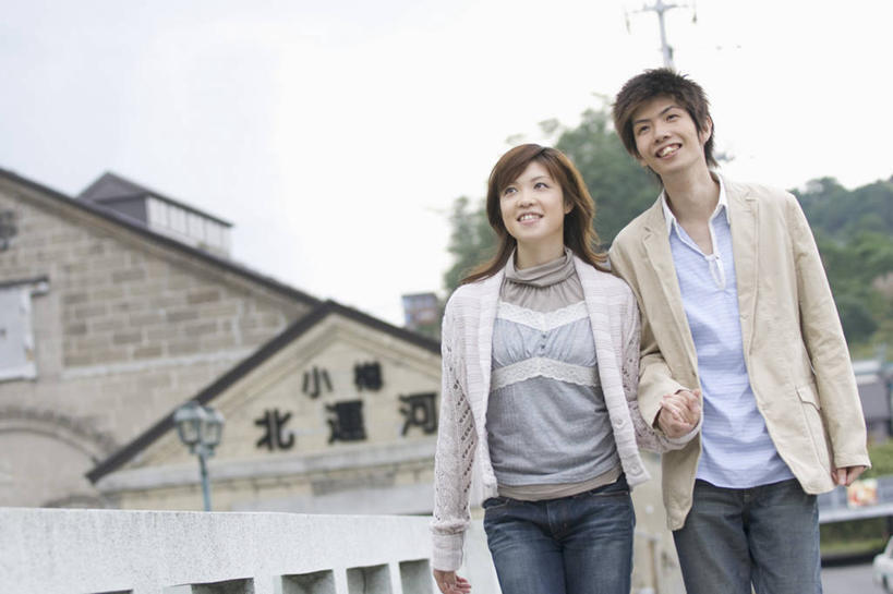 东方人,两个人,家庭,夫妻,家,栏杆,走,握手,笑,微笑,露齿笑,横图,室外,白天,仰视,爱情,植物,大桥,立交桥,桥梁,亚洲,服装,标志,文字,字符,房屋,墙,屋子,高架,围栏,斜拉桥,桥,浪漫,注视,休闲装,黄种人,标识,护栏,楼房,墙壁,墙面,住宅,树,树木,衣服,绿色,天空,自然,天,观察,看,休闲,温暖,温馨,一家人,休闲服,汉字,恩爱,恋人,服饰,生长,成长,观看,和睦,察看,关注,中文,国文,华文,男人,男性,年轻男性,年轻女性,女人,女性,亚洲人,年轻人,夫妇,情侣,步行,搀手,拉手,散步,手搀手,手拉手,手牵手,手握手,走路,半身,彩图,低角度拍摄,房子,伴侣,融洽