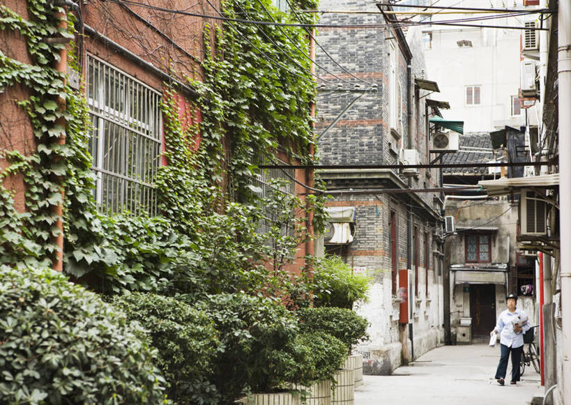 东方人,一个人,家,走,横图,室外,白天,正面,旅游,度假,美景,植物,窗户,城市风光,城市,道路,建筑,路,上海,中国,亚洲,仅一个女性,仅一个人,服装,电力,电线,线,房屋,墙,屋子,景观,公寓,小路,常春藤,爬山虎,草药,电能,交通,线路,休闲装,黄种人,娱乐,建设,洋房,楼房,中药,玻璃窗,墙壁,墙面,住宅,衣服,仅一个中年女性,享受,休闲,休闲服,景色,放松,服饰,电,电源,电源线,申,药材,中草药,能量,爬墙虎,黄浦区,东亚,上海市,中药材,本草,地锦,趴山虎,巴山虎,中华人民共和国,沪,华东地区,女人,女性,中年女性,亚洲人,步行,散步,走路,彩图,全身,房子,常青藤