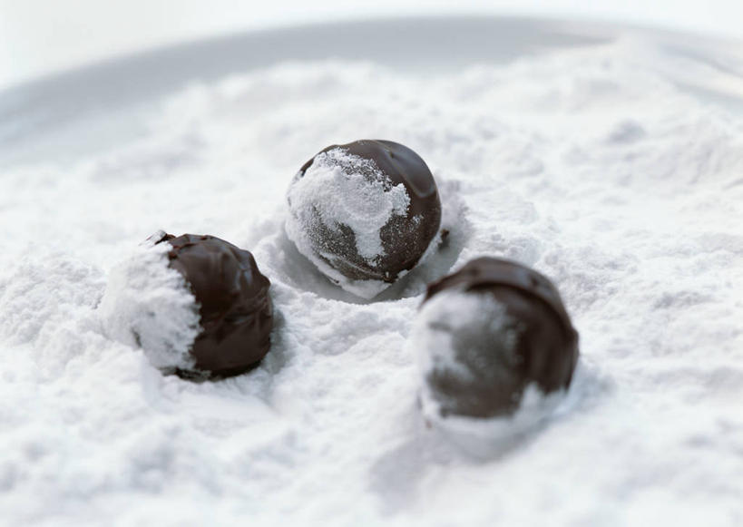 无人,横图,俯视,室内,特写,白天,白色背景,桌面,桌子,阴影,反射,木制,粉末,影子,食品,糖,糖果,甜点,甜品,松露巧克力,食物,三个,白色,木制品,甜食,巧克力,粉,摄影,影棚,朱古力,粉状,粉剂,彩图,高角度拍摄,影棚拍摄,拍摄