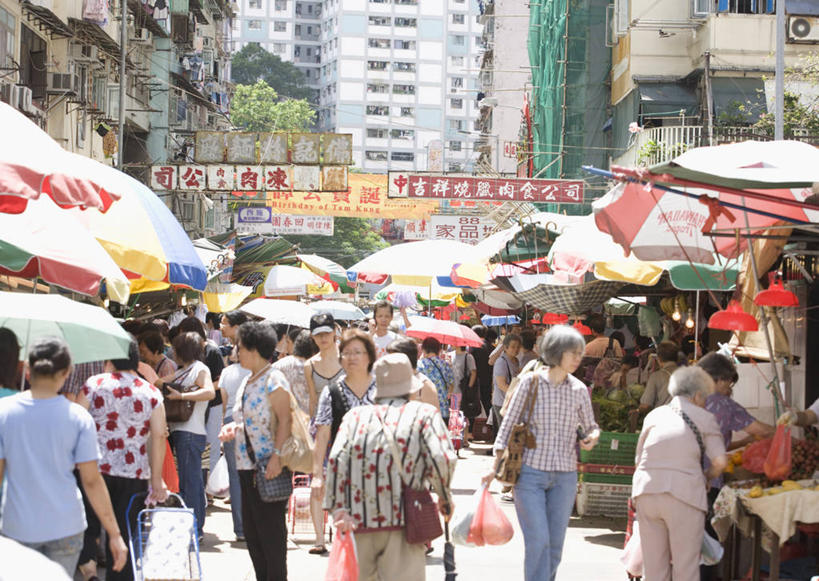 东方人,家,商店,走,横图,室外,白天,正面,旅游,度假,美景,植物,城市风光,城市,道路,建筑,路,香港,中国,亚洲,行人,游客,游人,阴影,服装,朦胧,模糊,光线,标志,伞,文字,影子,雨伞,遮阳伞,字符,房屋,屋子,景观,公寓,小路,交通,许多人,休闲装,黄种人,娱乐,标识,阳伞,建设,商铺,洋房,楼房,路人,旅客,住宅,树,树木,衣服,绿色,阳光,自然,一群人,享受,休闲,休闲服,汉字,景色,放松,服饰,生长,成长,港,太阳伞,中文,东亚,香港岛,香港特别行政区,港澳台,中华人民共和国,国文,华文,市肆,商号,过客,港岛,男人,男性,年轻男性,年轻女性,女人,女性,亚洲人,步行,散步,走路,半身,彩图,房子,店铺,东区