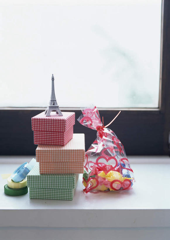 无人,竖图,室内,白天,正面,游戏,窗户,袋子,礼盒,礼物,玩具,艾菲尔铁塔,圣诞节,阴影,节日,庆祝,装饰,反射,丝绸,丝带,影子,纸盒,塑料,缎带,埃菲尔铁塔,玩,文化,娱乐,玻璃窗,窗台,绸带,盒子,包装盒,模型,塑料制品,礼品盒,庆典,休闲,益智,礼品,活动,纪念,华丽,修饰,点缀,发泄,消遣,智力,塑封,宣泄,衬托,美观,雅致,雅观,玩耍,嬉戏,彩图,密封袋,塑封袋