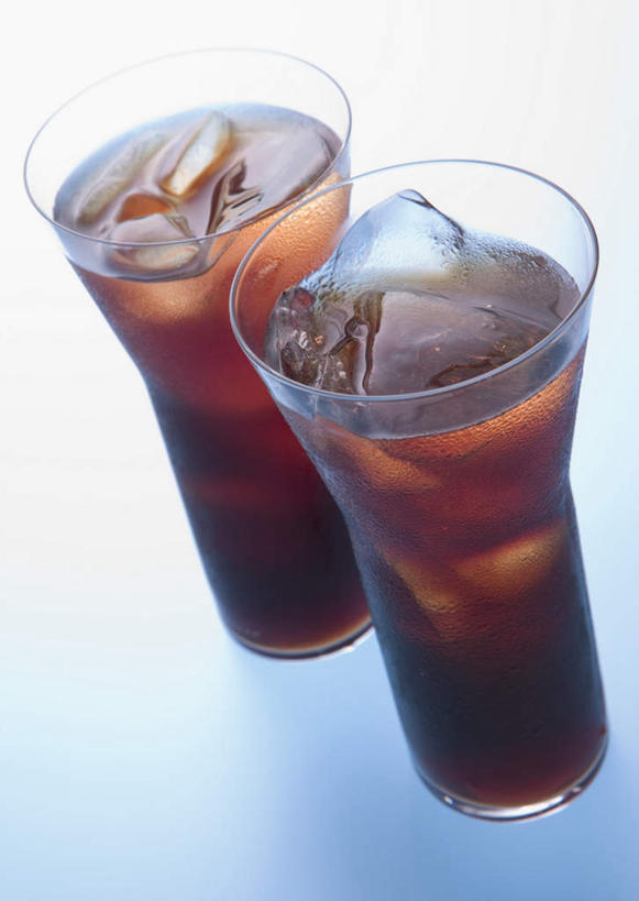 无人,竖图,俯视,室内,特写,白天,白色背景,桌面,桌子,杯子,阴影,反射,木制,影子,冰,冰块,饮品,两杯,冷冻,可乐,玻璃制品,饮料,两个,木制品,水杯,碳酸饮料,寒冷,摄影,影棚,冷藏,冰冷,可口,保鲜,适口,玻璃杯,彩图,高角度拍摄,影棚拍摄,拍摄