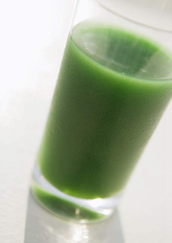 无人,竖图,俯视,室内,特写,白天,白色背景,芹菜,杯子,阴影,反射,影子,饮品,一杯,蔬菜汁,玻璃制品,饮料,绿色,水杯,摄影,影棚,可口,适口,玻璃杯,药芹,水芹,旱芹,彩图,高角度拍摄,影棚拍摄,拍摄,芹菜汁