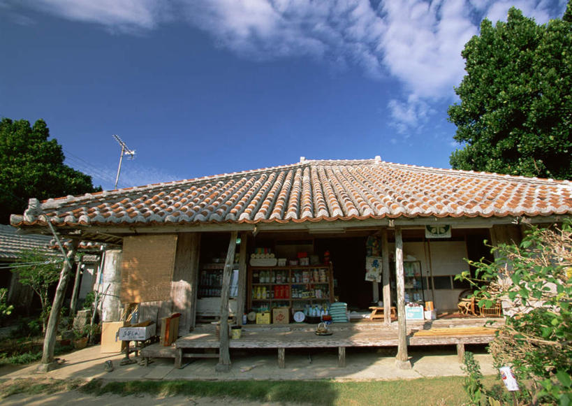 无人,家,横图,室外,白天,仰视,旅游,度假,草地,草坪,美景,植物,建筑,日本,亚洲,阴影,电力,光线,电线,电线杆,瓦片,线,影子,房屋,屋子,景观,云,云朵,电能,线路,云彩,瓦,娱乐,冲绳,楼房,住宅,草,树,树木,蓝色,绿色,白云,蓝天,天空,阳光,自然,天,享受,休闲,景色,放松,建造,生长,晴朗,成长,电,电源,冲绳县,自然风光,能量,东亚,屋瓦,琉球群岛,日本国,九州地方,晴空,彩图,低角度拍摄,房子,岛尻郡,伊是名村,伊是名岛