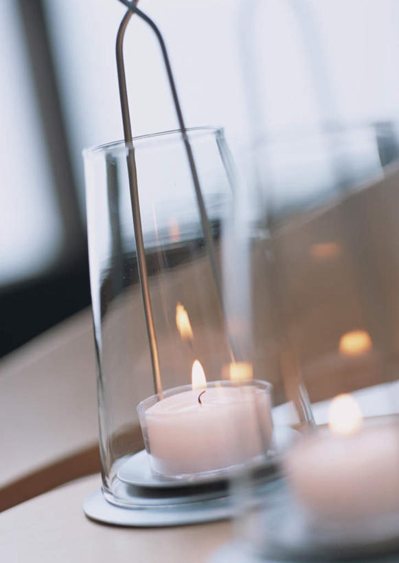 无人,竖图,俯视,室内,特写,白天,窗户,桌面,桌子,静物,蜡烛,阴影,朦胧,模糊,光线,木制,火焰,影子,烛光,烛台,燃烧,玻璃窗,玻璃制品,两个,玻璃瓶,木制品,瓶子,点燃,蜡烛架,烛架,彩图,高角度拍摄