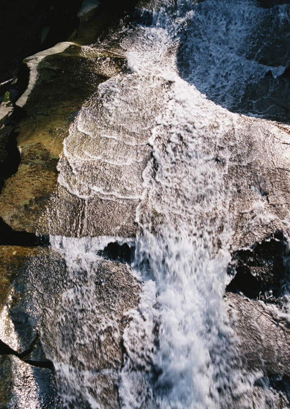 无人,竖图,俯视,室外,特写,白天,旅游,度假,河流,石头,美景,瀑布,水,爱媛县,日本,亚洲,阴影,飞溅,朦胧,模糊,溅,光线,石子,液体,影子,河水,景观,水滴,水流,娱乐,水珠,阳光,自然,享受,休闲,景色,放松,喷洒,自然风光,东亚,日本国,爱媛,四国地方,四国,四国岛,跌水,石块,岩石,彩图,高角度拍摄,北宇和郡,松野町