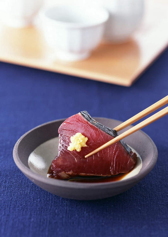生鱼片,无人,竖图,俯视,室内,特写,白天,烹饪,餐桌,筷子,桌子,杯子,餐具,一片,一双,阴影,朦胧,模糊,反射,碟子,盘,影子,调料,肉,鱼肉,日本料理,鱼片,料理,食品,鲣鱼,调味品,调味料,文化,传统,酱油,菜肴,美食,肉类,食物,盘子,水杯,碟,日式料理,日式,佳肴,餐台,礼节,礼仪,肉食,小金枪鱼,炸弹鱼,沙西米,柴鱼,鲣节,豉油,茶杯,进餐用具,彩图,高角度拍摄,刺身
