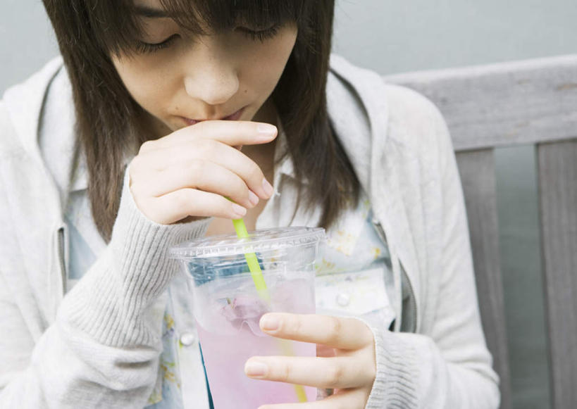 东方人,一个人,餐厅,坐,横图,室外,白天,正面,杯子,椅子,亚洲,仅一个年轻女性,仅一个女性,仅一个人,喝,握,服装,塑料,木椅,墙,饮品,拿,拿着,注视,休闲装,黄种人,墙壁,墙面,玻璃制品,饮料,衣服,水杯,塑料制品,吸管,观察,看,休闲,休闲服,握着,服饰,观看,察看,空心,关注,可口,饮管,适口,年轻女性,女人,女性,亚洲人,玻璃杯,坐着,半身,彩图,餐馆,饭店,饭馆,圆柱状