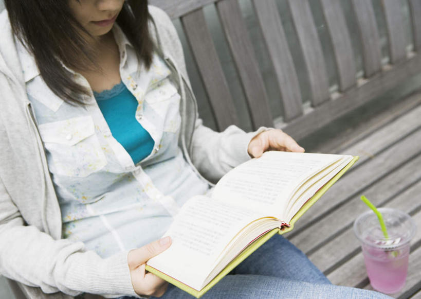 东方人,一个人,餐厅,坐,横图,俯视,室外,白天,杯子,书籍,椅子,亚洲,仅一个年轻女性,仅一个女性,仅一个人,握,服装,裤子,塑料,木椅,饮品,拿,拿着,牛仔裤,休闲装,黄种人,玻璃制品,饮料,衣服,水杯,塑料制品,吸管,休闲,休闲服,握着,服饰,空心,可口,饮管,适口,年轻女性,女人,女性,亚洲人,玻璃杯,书,图书,坐着,半身,彩图,高角度拍摄,餐馆,饭店,饭馆,圆柱状