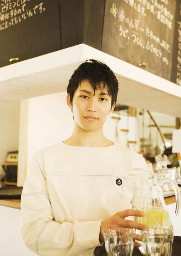 东方人,一个人,服务员,餐厅,站,竖图,室内,白天,正面,工作服,制服,杯子,亚洲,仅一个男性,仅一个人,握,服装,日文,标志,高脚杯,文字,字符,红酒杯,饮品,拿,拿着,注视,黄种人,标识,玻璃制品,饮料,仅一个年轻男性,衣服,酒杯,观察,看,站着,握着,服饰,观看,察看,衣着,葡萄酒杯,穿着,关注,可口,日语,工作制服,衣饰,适口,男人,男性,年轻男性,亚洲人,服务生,侍者,玻璃杯,站立,半身,彩图,工作套服,餐馆,饭店,饭馆