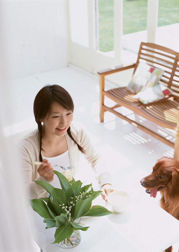 点心,东方人,一个人,坐,笑,微笑,露齿笑,竖图,俯视,室内,白天,下午茶,植物,餐桌,窗户,落地窗,桌子,宠物,狗,椅子,亚洲,仅一个年轻女性,仅一个女性,仅一个人,握,服装,朦胧,模糊,盆栽,木椅,墙,食品,盆景,拿,拿着,注视,休闲装,黄种人,玻璃窗,墙壁,墙面,食物,糕点,一只,衣服,绿色,白色,自然,动物,观察,看,休闲,休闲服,可爱,握着,服饰,生长,成长,餐台,观看,察看,关注,忠诚,塞特犬,雪达犬,爱尔兰塞特犬,爱尔兰雪达犬,年轻女性,女人,女性,亚洲人,犬,坐着,半身,彩图,高角度拍摄,蛋糕