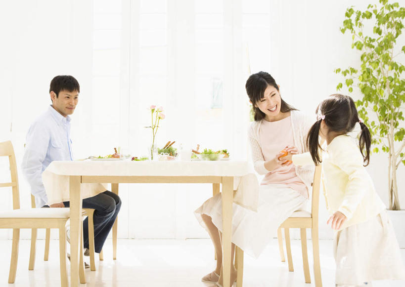 东方人,儿童,背部,三个人,家庭,夫妻,母亲,父亲,女儿,站,坐,笑,说,微笑,露齿笑,横图,室内,白天,正面,爱情,讨论,纯洁,智慧,植物,餐桌,桌子,花瓶,椅子,亚洲,服装,艺术,盆栽,木椅,墙,盆景,浪漫,注视,休闲装,黄种人,文化,墙壁,墙面,玻璃制品,小孩,衣服,绿色,自然,插花,玻璃瓶,瓶子,观察,看,站着,休闲,温暖,温馨,父女,母女,三口之家,一家人,休闲服,恩爱,父爱,可爱,母爱,童年,童趣,恋人,服饰,生长,成长,餐台,观看,插花艺术,和睦,察看,创造,关注,创作,想象,童真,烂漫,无邪,交流,天真,男人,男性,年轻男性,年轻女性,女孩,女人,女性,亚洲人,孩子,年轻人,夫妇,情侣,沟通,讲话,交谈,商讨,说话,谈话,站立,坐着,半身,彩图,伴侣,融洽,女生