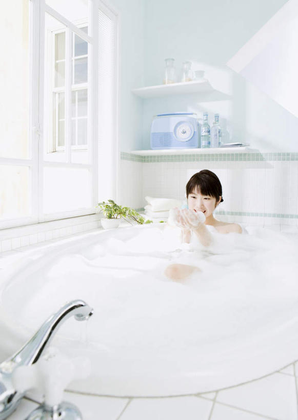 东方人,一个人,坐,竖图,室内,白天,正面,化妆,美容,洗澡,雾,窗户,卫生间,浴室,亚洲,仅一个年轻女性,仅一个女性,仅一个人,护肤,沸腾,蒸汽,水龙头,墙,水蒸气,注视,黄种人,干净,设备,裸露,开关,玻璃窗,墙壁,墙面,化妆品,肥皂,收音机,香皂,浴缸,日用品,洗浴用品,打开,观察,看,清洁,保养,享受,休闲,健康,放松,保健,观看,阀门,信号,无线电,察看,卫生,开启,护肤品,化妆用品,关注,广播,裸,护肤用品,舒缓,卫浴设备,养颜,去污,紧肤,嫩肤,蒸发,泡汤,水咀,无线电技术,水管装置,年轻女性,女人,女性,亚洲人,淋浴房,洗涤,坐着,半身,彩图,沐浴,冲凉房,沐浴间,沐浴室