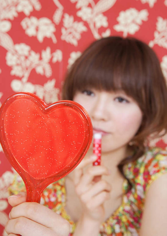 东方人,一个人,竖图,室内,白天,正面,爱情,化妆,美容,壁纸,镜子,亚洲,仅一个年轻女性,仅一个女性,仅一个人,擦,抚摸,握,花纹,服装,爱心,朦胧,模糊,反射,墙,浪漫,拿,拿着,注视,休闲装,黄种人,墙壁,墙面,一个,衣服,红色,唇膏,化妆品,润唇膏,观察,看,保养,休闲,温暖,温馨,心形,休闲服,恩爱,擦拭,握着,服饰,单个,观看,保湿,镜像,和睦,察看,滋润,化妆用品,镜面,关注,养颜,补水,光学,手镜,揩擦,拭,唇棒,年轻女性,女人,女性,亚洲人,心型,墙纸,半身,彩图,融洽,轻抚